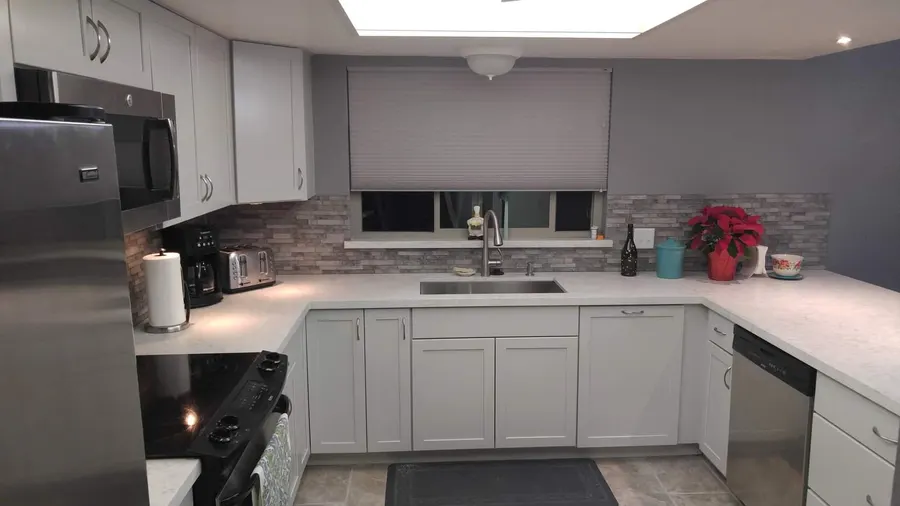 Kitchen with white cabinets and tile backsplash, White Mountains, AZ